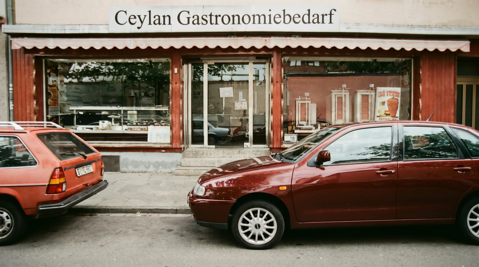 Historische Aufnahme der Ladenfassade CEYLAN Gastronomiebedarf mit Dönergrills im Schaufenster